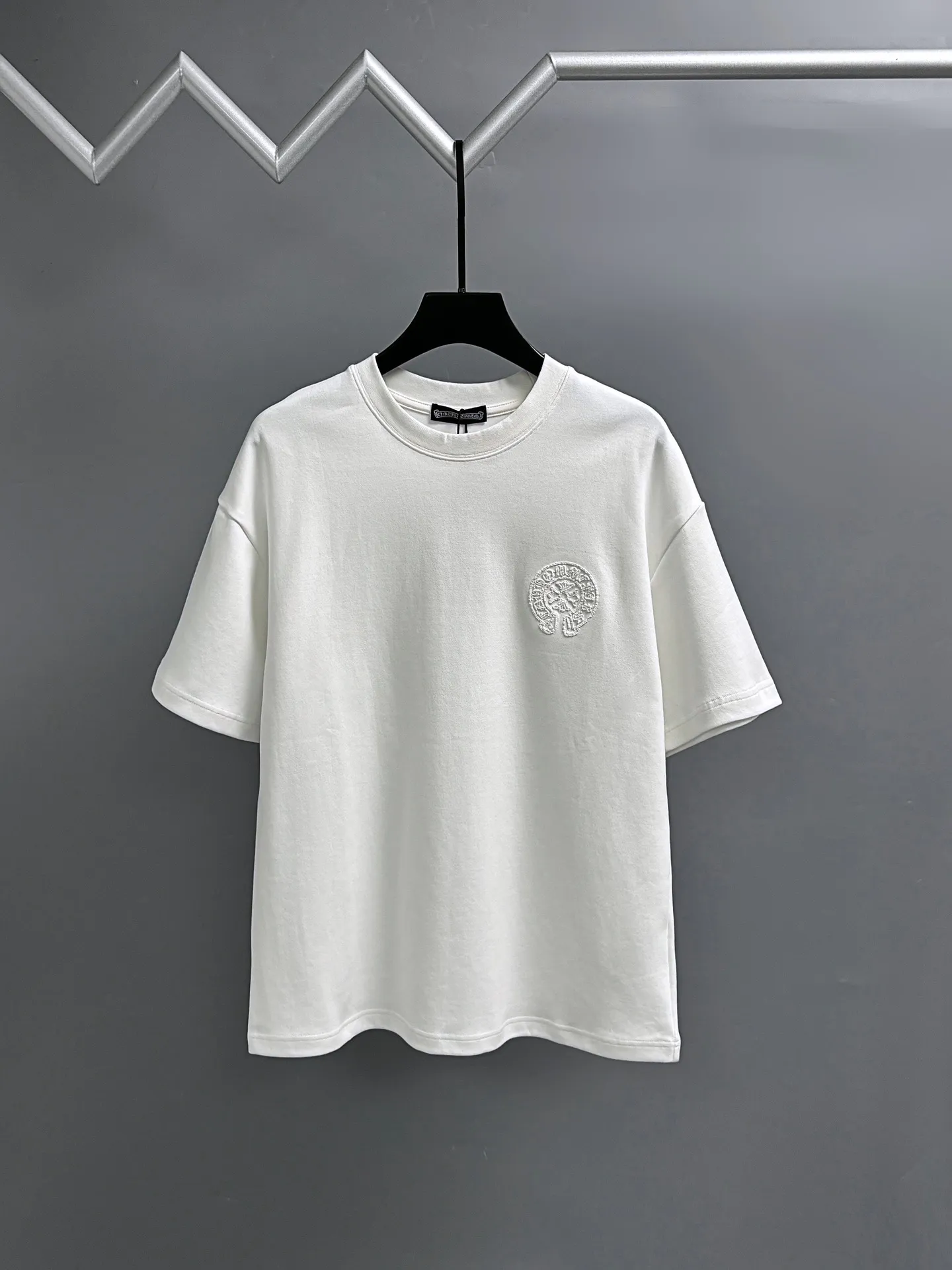 P190 Chrome Hearts* 2꯭0꯭2꯭5 new autumn and winter style ❤️ Original ⌚️ high version Chrome Hearts The fabric is made of 320 grams of high-density modal long-staple cotton. It does not deform or shrink. Process introduction: double thread movement. Chest. The back panel uses overlapping embroidery🪡 process➕the back panel towel rope embroidery process. Color: White SIZE: M-3XL